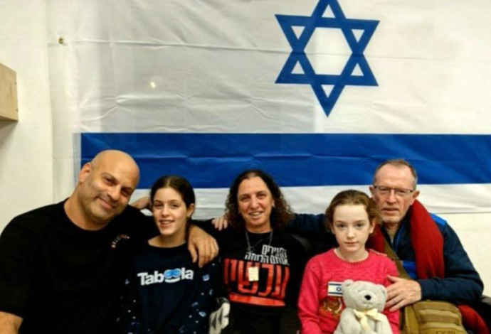 אמילי הנד עם אביה ובני משפחה נוספים (צילום:  שימוש לפי סעיף 27א')