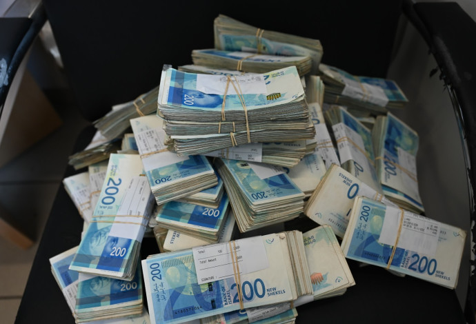 הכסף שנמצא ברצועת עזה (צילום:  אגף דוברות וקשרי ציבור במשרד הביטחון)