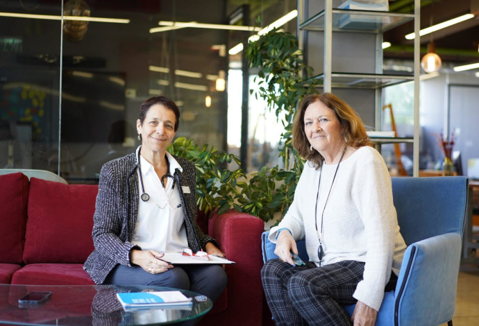 הילה בורל ומורית בארי  (צילום: טובה כליפה)