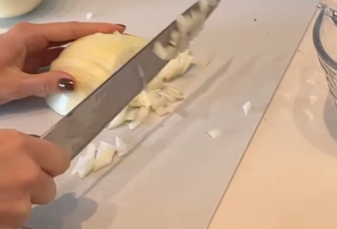 קיילי ג'נר צוחקת על קנדל ותקרית המלפפון (צילום: צילום מסך אינסטגרם)