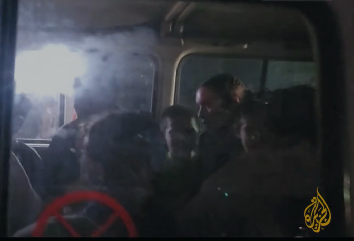 החטופים המשוחררים ברכב החמאס (צילום:  חמאס)