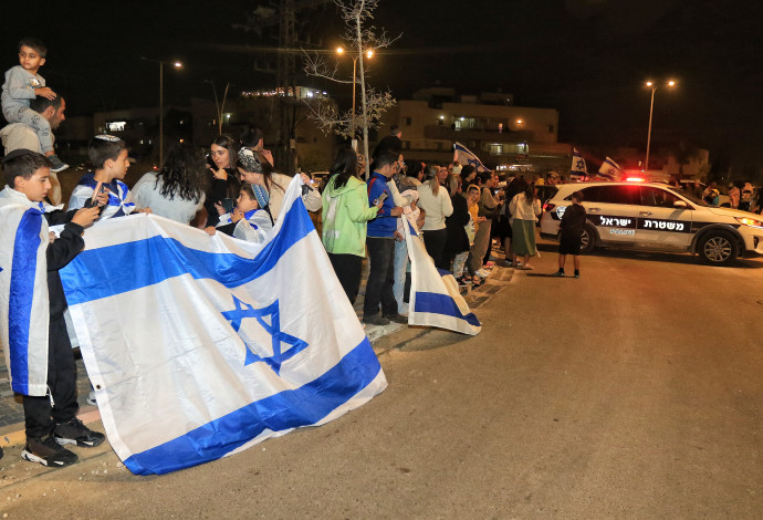 מחכים לחטופים עם דגלי ישראל (צילום:  מאיר אבן חיים)