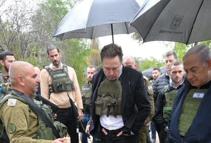 אילון מאסק ובנימין נתניהו בסיור בכפר עזה (צילום: עומר מירון, וואלה!)