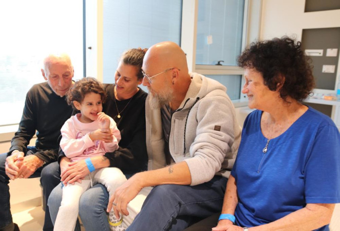 אביגיל עידן עם בני משפחתה במרכז שניידר לרפואת ילדים (צילום:  דוברות מרכז שניידר)