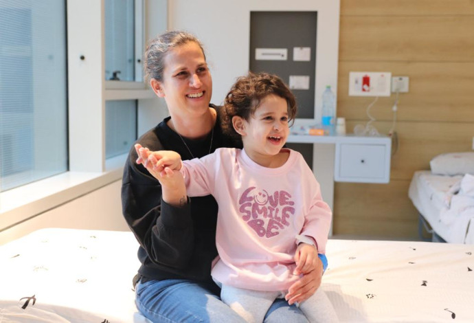 אביגיל עידן עם קרובת משפחתה במרכז שניידר לרפואת ילדים (צילום:  דוברות מרכז שניידר)