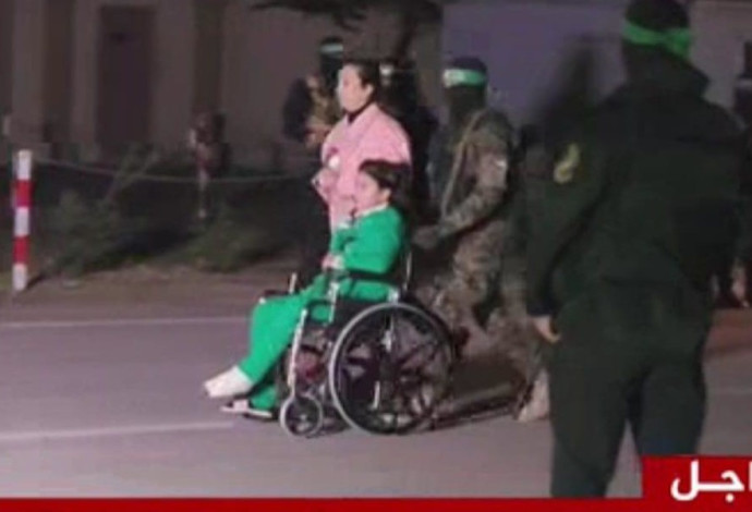 ‏יובל אנגל בת ה-8 מובלת בכיסא גלגלים (צילום: רשתות ערביות)