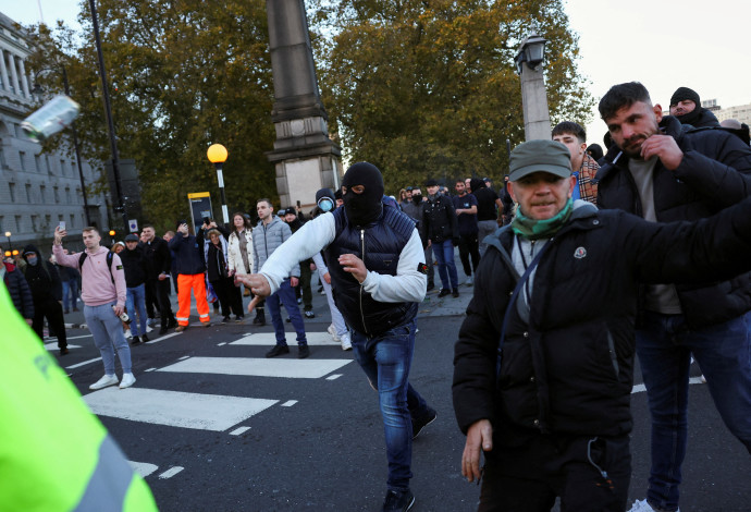 פעילי ימין בריטים מוחים נגד מפגינים פרו-פלסטינים בלונדון (צילום:  REUTERS/Hannah McKay)