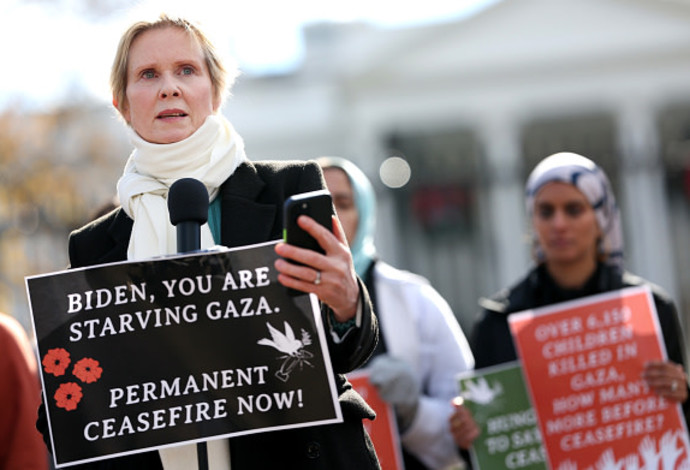 ניקסון במחאה מול הבית הלבן  (צילום: Kevin Dietsch gettyimages)