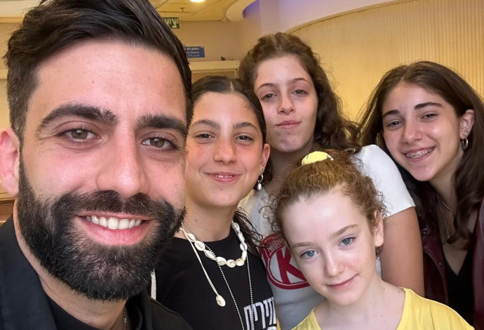 רותם שושני ואמילי הנד חוגגות יום הולדת עם אליעד (צילום: באדיבות המשפחה)