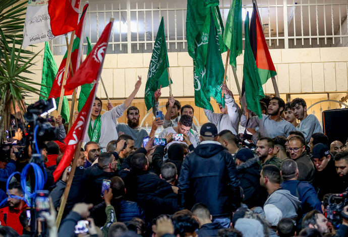 אסירים פלסטינים משוחררים ברמאללה (צילום:  פלאש 90)