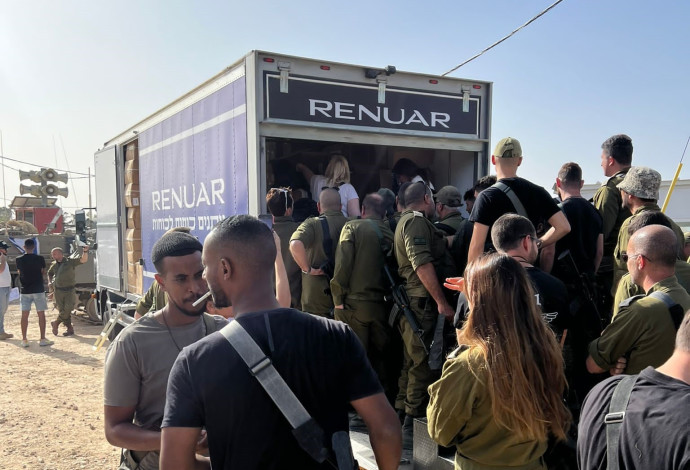 חלוקת מוצרי טקסטיל לחיילים&nbsp; (צילום: באדיבות רנואר)