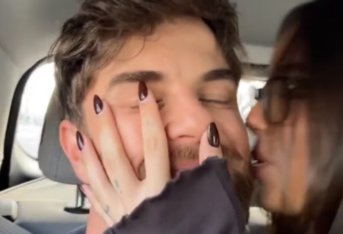 נת'ניאל בוזוליק בדרך לשדה התעופה מלווה בליה נגה (צילום: צילום מסך אינסטגרם)