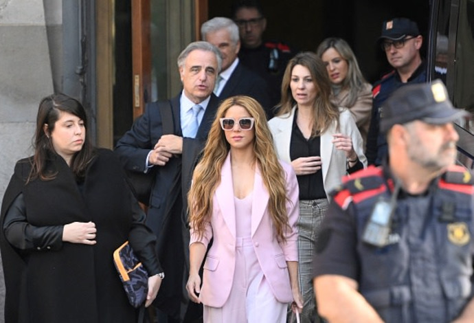 שאקירה ביציאה מבית המשפט לאחר שחתמה על הסדר עם רשות המיסים (צילום: JOSEP LAGO/AFP via Getty Images)