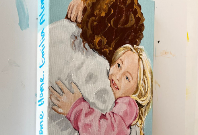 אמיליה אלוני בציור של אורית פוקס (צילום: רני לוריא)