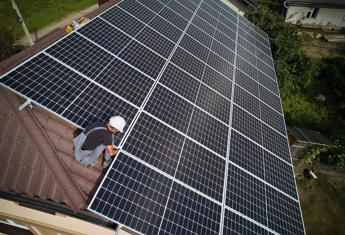 התקנת פאנלים סולאריים על גג בית מגורים (צילום: שניידר אלקטריק)