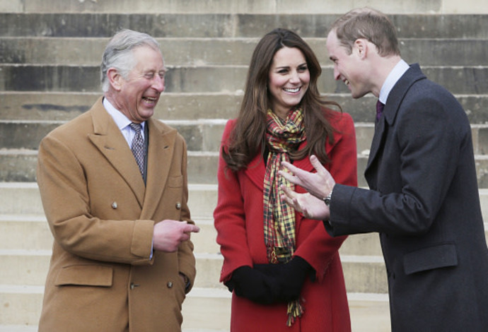 דאגו לצבע עורו של התינוק. המלך צ'אלרס וקייט מידלטון עם הנסיך ויליאם (צילום: WPA Pool)