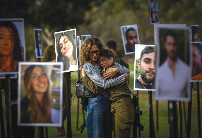 מיצג תמונות של הנרצחים והחטופים בפסטיבל נובה (צילום:  יונתן זינדל פלאש 90)