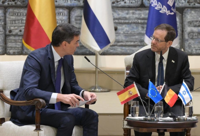 הנשיא הרצוג עם ראש ממשלת ספרד סנצ'ס (צילום: עמוס בן גרשום/ לע״מ)