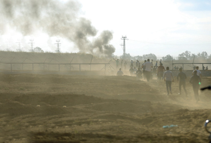 מחבלי חמאס ועזתים חוצים את הגבול ב־7 באוקטובר. ארגון הטרור ניצל את תקופת השקט לצורך התעצמות (צילום:  רויטרס)