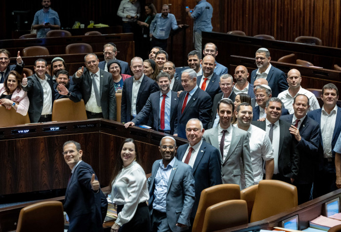 חברי קואליציה לאחר הצבעה על התקציב (צילום:  יונתן זינדל, פלאש 90)