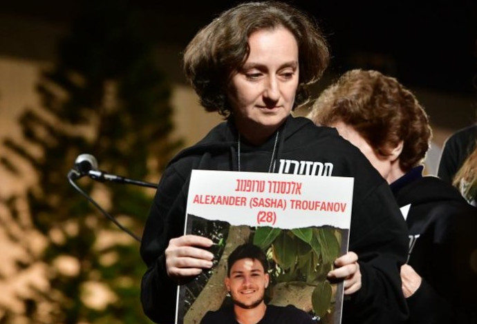 ילנה טרופנוב ששוחררה משבי חמאס (צילום:  אבשלום ששוני)