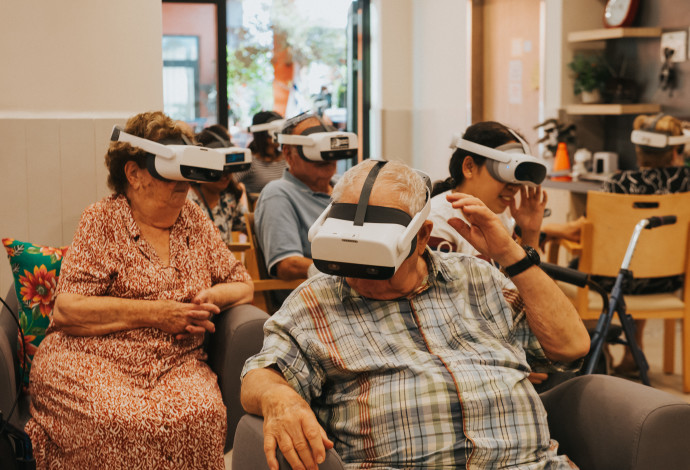 מתחמי ה VR הניידים מסייעים למפוני העוטף והצפון  (צילום: מערך המתנדבים VR4GOOD)