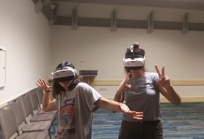 ''משקפי ה- VR נתנו לילדים תחושה של קצת חו''ל בתוך הבלאגן.'' (צילום: מערך המתנדבים VR4GOOD)