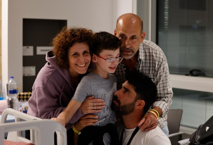 אוהד מונדר ומשפחתו (צילום: דוברות מרכז שניידר)