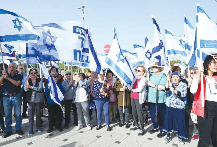 מפגן תמיכה בחיילי צהל של דיירי בית דיור המוגן פאלאס רעננה (צילום:   מורג ביטן)