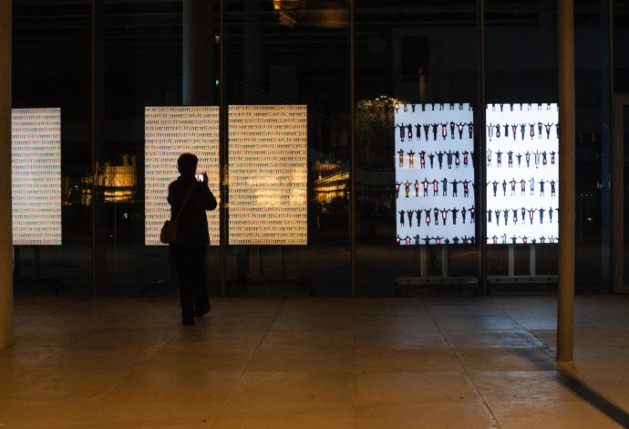 'איתותים' של רובנר   (צילום: ענבר זק)