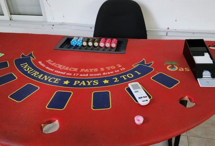 פשיטת המשטרה על מועדון הימורים (צילום: דוברות המשטרה)