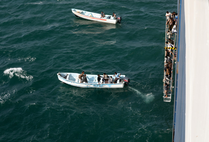 ספינת ה-''GALAXY LEADER'' הפכה לאטרקציה תיירותית (צילום: REUTERS/Khaled Abdullah)