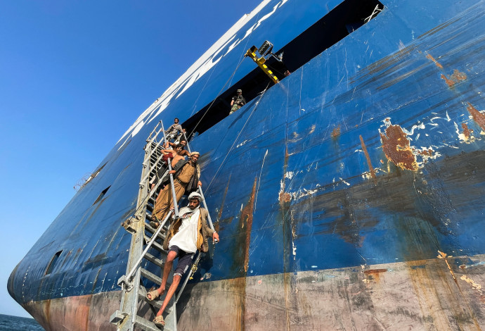 תיירים על ספינת ה-''GALAXY LEADER'' (צילום: REUTERS/Khaled Abdullah)