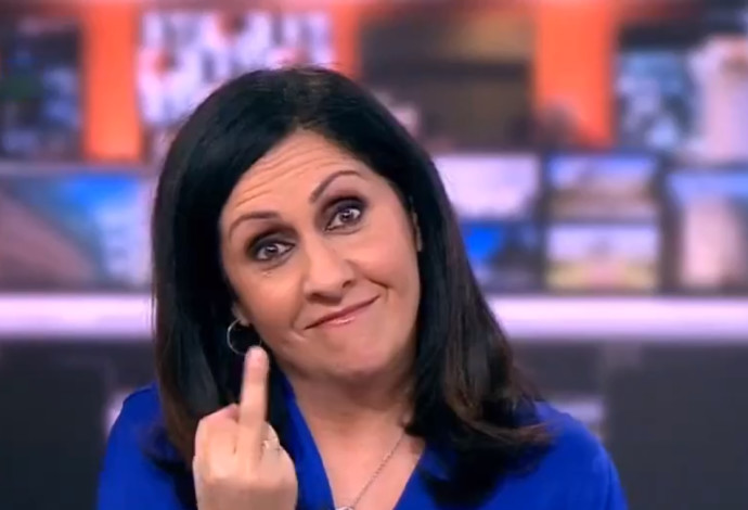 המגישה ב-BBC מניפה אצבע משולשת (צילום:  צילום מסך)