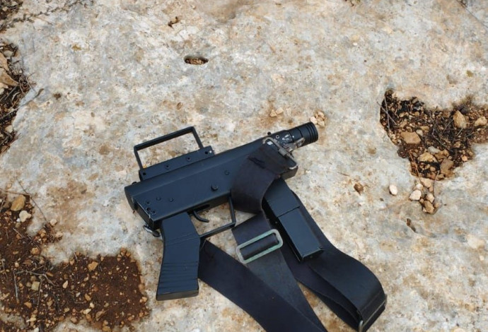 נשק שנתפס אצל מחבל בסמוך לאלון מורה (צילום:  דובר צה"ל)