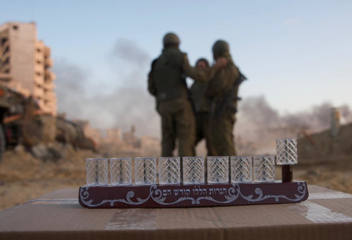 חיילים חוגגים את חג החנוכה בשטח (צילום:  שימוש לפי סעיף 27א')