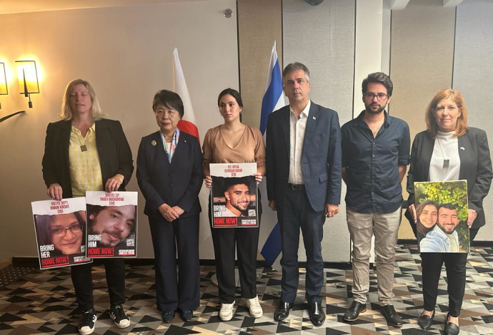 שר החוץ ונציגי משפחות החטופים בפגישה עם שרת החוץ של יפן (צילום:  שלומי אמסלם)