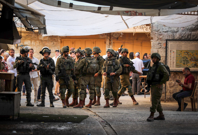 חיילים בחברון (צילום: וויסאם השלמון, פלאש 90)
