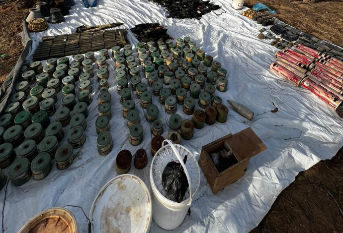 אמצעי הלחימה שנתפסו באוניברסיטת אל-אזהר'' (צילום: דובר צה''ל)
