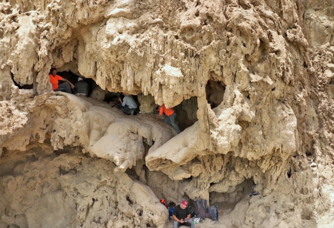המערה ליד עין גדי, היכן שהחרבות נמצאו (צילום: אמיל אלדג'ם, רשות העתיקות)