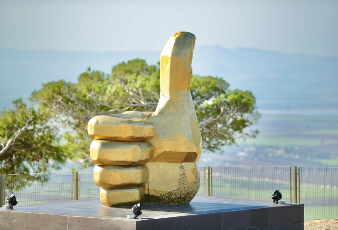 פסל הלייק בנוף הגליל (צילום:  עיריית נוף הגליל)