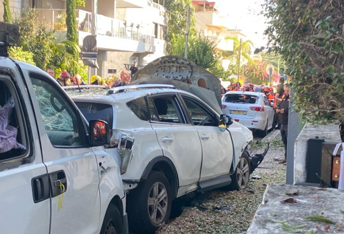 הנזק לרכב בחולון (צילום: אבשלום ששוני)