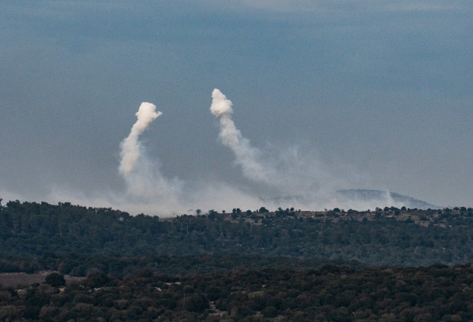 עשן מיתמר מהגבול עם לבנון (צילום:  Ayal Margolin/Flash90)