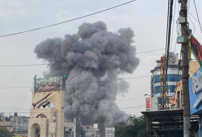הפצצה של צה"ל בעיר רפיח (צילום:  רשתות ערביות)