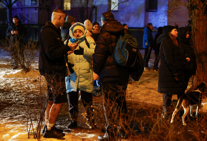 אזרחים אוקראינים באזור התקיפות, הלילה בקייב (צילום: REUTERS/Valentyn Ogirenko)