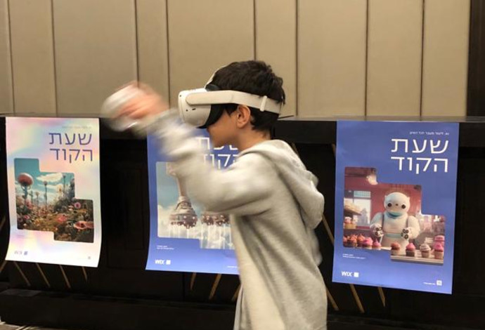 פועלים דוכנים המציעים התנסויות טכנולוגיות דוגמת מדפסות תלת מימד, ומציאות מדומה במשקפי VR (צילום: עמותת מחשבה טובה)