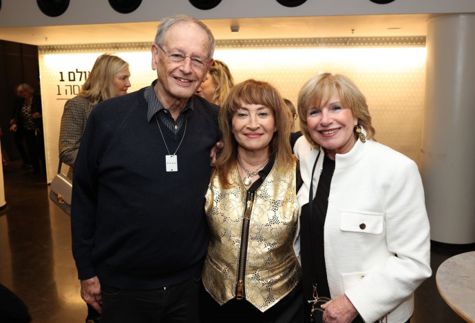 נורית אחיטוב, ציפי פינס וניב אחיטוב (צילום: איציק בירן)