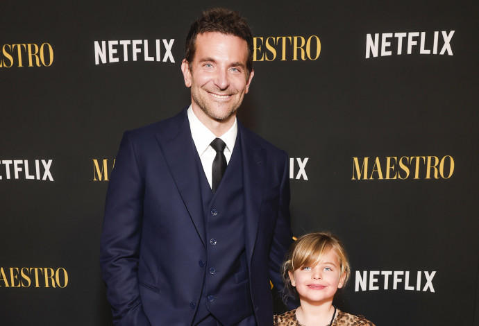 בראדלי קופר ובתו הקטנה ליאה בפרימיירת הסרט ''המאסטרו'' (צילום:  Emma McIntyre gettyimages)