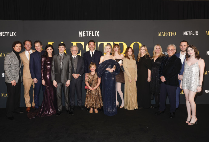 בראדלי קופר עם בתו הקטנה ליאה וקאסט הסרט ''המאסטרו'' (צילום:  Emma McIntyre gettyimages)