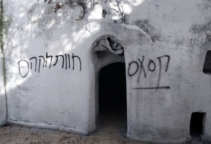 חילול מתחם קבר יהושע בן נון (צילום:  מועצה אזורית שומרון)